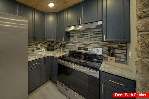 Luxurious kitchen in 6 bedroom cabin rental - Livin' the Dream