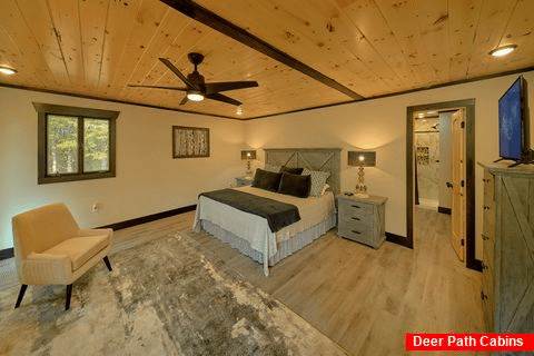 Cabin bedroom with King bed and Private Bath - Livin' the Dream