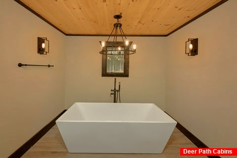 6 bedroom cabin Master Bath with soaking tub - Livin' the Dream