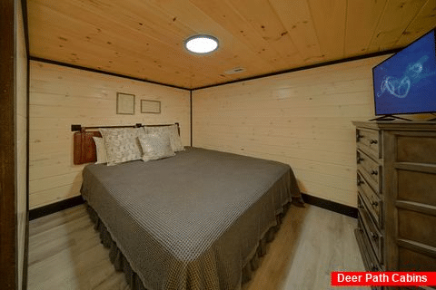 King Bedroom with TV in 6 bedroom rental cabin - Livin' the Dream