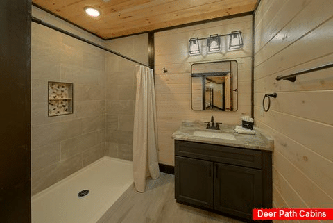4 Private Bathrooms in 6 bedroom cabin rental - Livin' the Dream