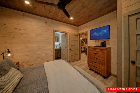 Cabin Master Bedroom with TV and Private Bath - Gatlinburg Splash