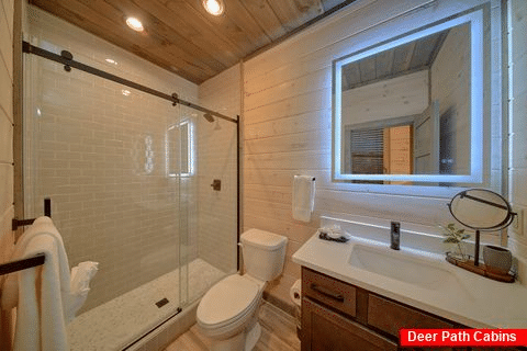 Luxurious Master Bath in 2 bedroom pool cabin - Gatlinburg Splash