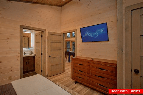 King Master Bedroom with bath in 2 bedroom cabin - Gatlinburg Splash