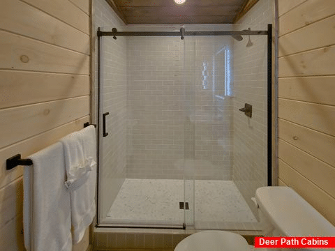 Private Master Bath in 2 bedroom luxury cabin - Gatlinburg Splash