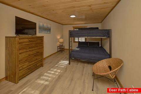 Rustic 5 bedroom cabin with Queen Bunk Beds - Could Not Ask For More