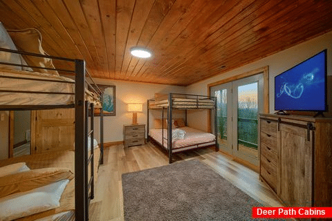 Beauitful 5 Bedroom Chalet Sleeps 16 - Luxury Mountain Hideaway