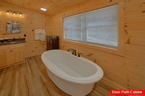 Gatlinburg cabin with soaking tub in master bath - Mountain Melody