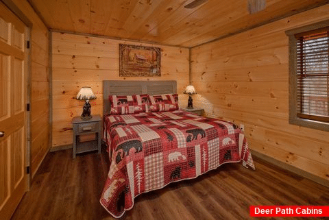 6 Bedroom Cabin Sleeps 12 Main Floor Bedroom - Gatlinburg Hideaway