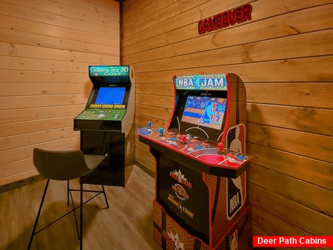3 bedroom cabin with Arcade Games and Game Room - All Ya Need