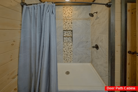 Private bathroom in rustic 5 bedroom cabin - As Good As It Gets
