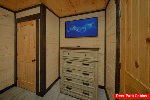 Bunk bedroom with TV in 5 bedroom rental cabin - As Good As It Gets