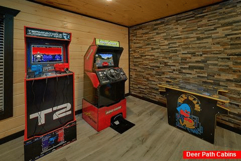 Game Room with arcade games in 5 bedroom cabin - As Good As It Gets