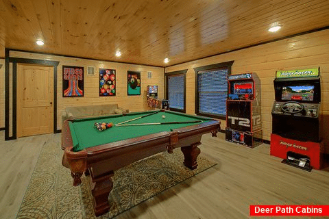 Pool Table and Arcade Games in 5 bedroom cabin - As Good As It Gets