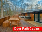 5 bedroom cabin with picnic table and grill