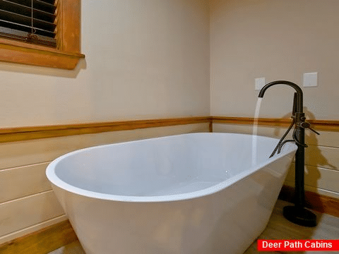 Master Bathroom Soaking Tub in 5 bedroom cabin - Got It All Y'all