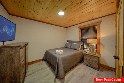 5 bedroom cabin rental with full size bedroom - Got It All Y'all