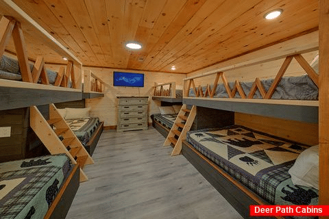 Cabin with Queen Bunkbeds and Full Bunkbeds - Got It All Y'all