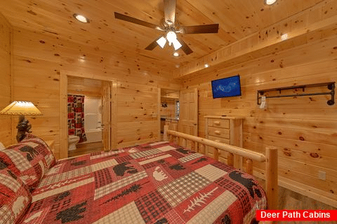 King Bedroom with Flatscreen TV and WiFi - Tennessee Dreamin