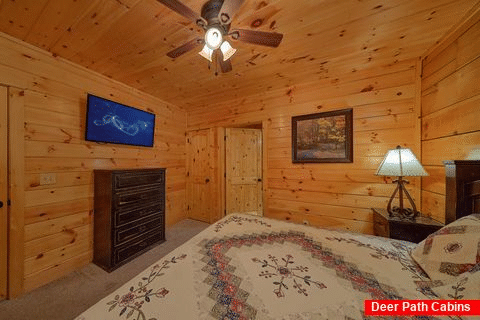 King Bedroom with Flatscreen TV and WiFi - A Bear's Creek Plunge