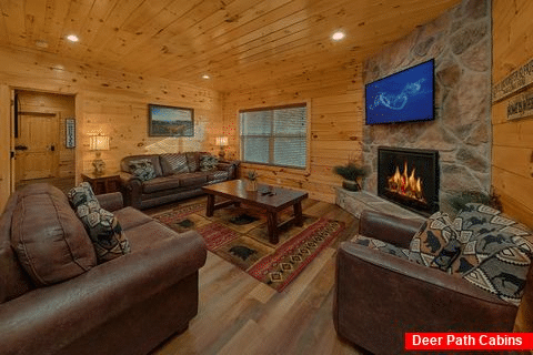 Spacious 4 Bedroom Cabin with Cable TV and WiFi - A Bearadise Splash