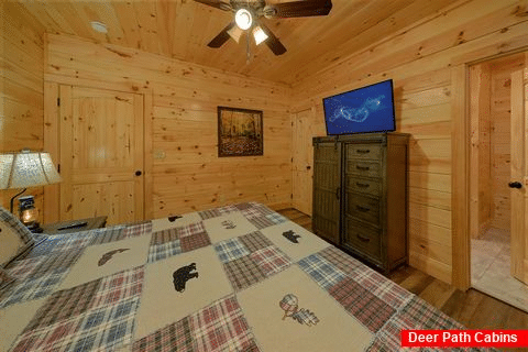 King Bedroom with Flatscreen TV and WiFi - A Bearadise Splash