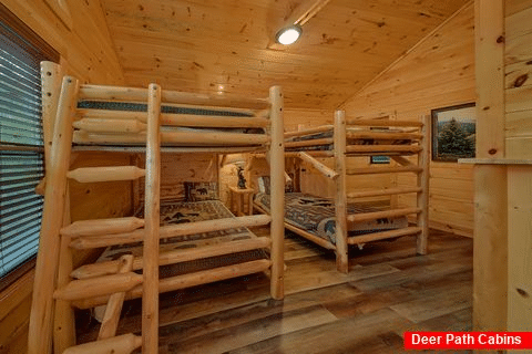 Large 4 Bedroom Cabin with Queen Bunk Beds - A Bearadise Splash