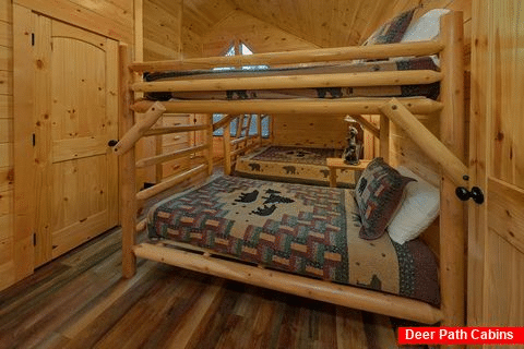 4 Bedroom Cabin with Twin Bunk Beds Sleeps 14 - A Bearadise Splash
