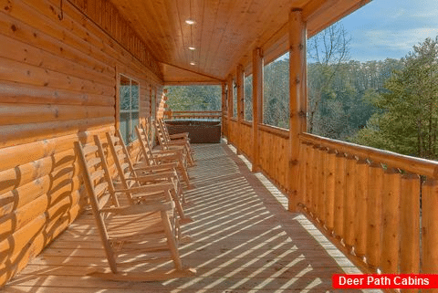 4 Bedroom Cabin with Rocking Chairs and View - A Bearadise Splash
