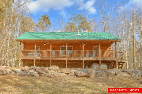 3 Bedroom Cabin with Large Coverd Porch Sleeps 8 - Cedar Ridge