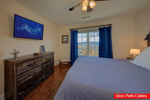 King Bedroom with Flatscreen TV and WiFi - Bear Necessities