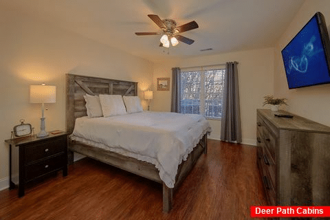 Queen Bedroom with Flatscreen TV Sleeps 12 - Bear Necessities
