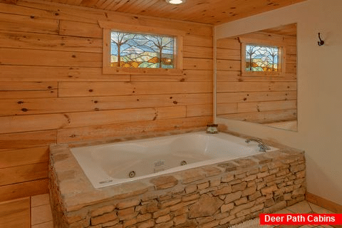 Jacuzzi Tub 5 Bedroom Cabin Sleeps 14 - Black Bear Lodge