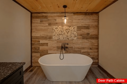 6 bedroom cabin with luxurious soaking tub - Ain't Life Grand