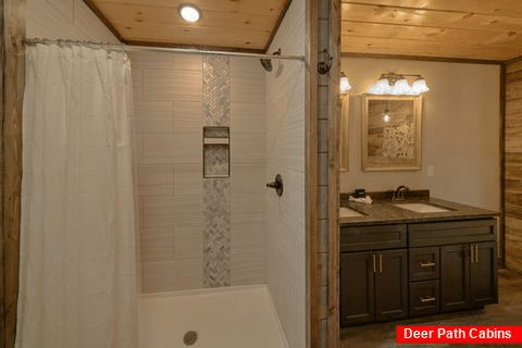 Spacious Master bath in 6 bedroom luxury cabin - Ain't Life Grand