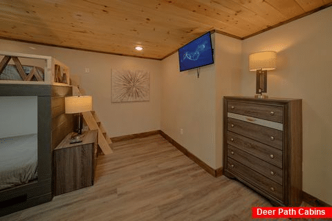 Bunk bedroom for 8 in 6 bedroom cabin rental - Ain't Life Grand