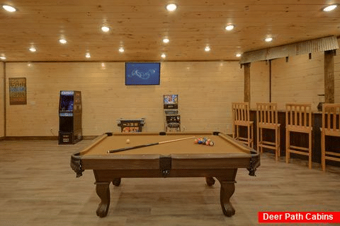 Pool Table and Arcade Games in 6 bedroom cabin - Ain't Life Grand