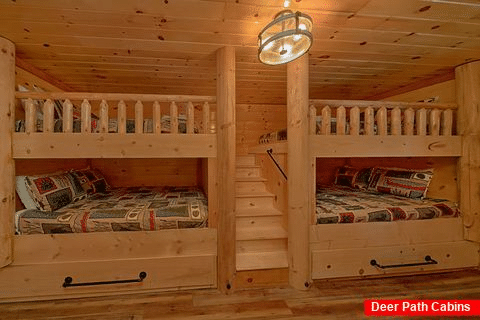 Triple Bunk Bed Room with Flatscreen TV and WiFi - Cubbs Dream