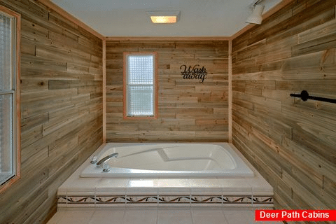 Jacuzzi Tub Master Bedroom 3 Bedroom Cabin - On Mountain Time
