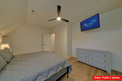 King Bedroom with Flatscreen TV and WiFi - Home Sweet Townhome