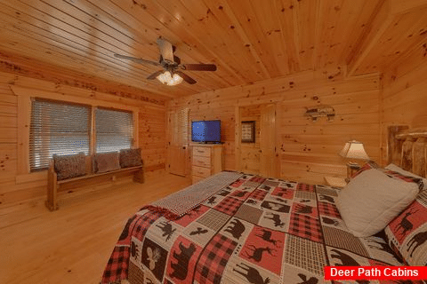King bedroom with bath in 4 bedroom cabin rental - Endless Sunrises