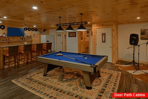8 Bedroom Cabin with Pool Table Sleeps 28 - Bar Mountain IV