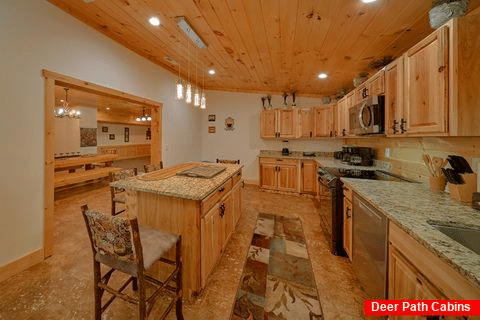 Fully Equipped Kitchen with Island Seating 4 - Bar Mountain IV