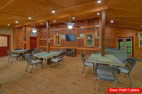 Spacious Deck with TV, Table and Chairs - Bar Mountain IV
