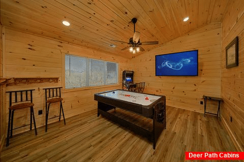 Cabin game room with air hockey and arcade game - Mountain Melody
