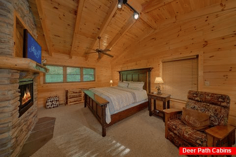Luxurious 4 Bedroom Cabin Sleeps 14 - Arrowhead Lodge