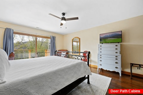 Beautiful 7 Bedroom with Outdoor Pool Sleeps 24 - Crestview Estate
