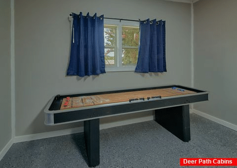 Game Room with Shuffleboard Sleeps 8 - Smoky Mountain Serenity