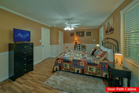 Large King Bedroom with Cable TV - Bear Splashin Fun