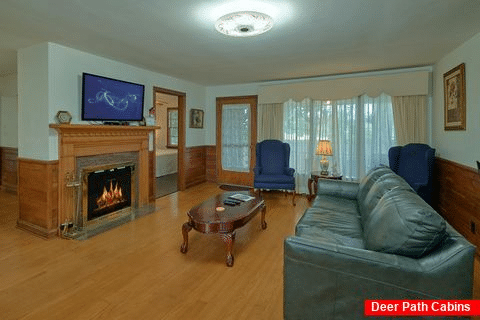 3 Bedroom Vacation Home with Gas Fireplace - Parkway Retreat